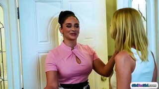 קליין טיץ בלאָנדע קאַן קינסטלער פּריטענדז צו זיין אַ גרויס טיץ milfs ראַנאַוויי סטעפּדאָטער און געפינט זיך געטינג איר כערי לאָך ליקט דורך איר דוד