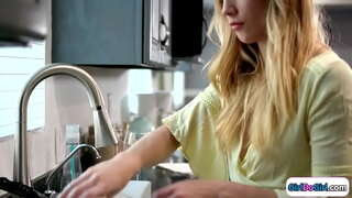 גרויס טיץ בלאָנדע קומט היים פרי צו איר קליין טיץ גף און זיי פייַערן מיט לעסביאַן געשלעכט.זיי קוש און די באַסטי באַבע איז רימד און facesits איר