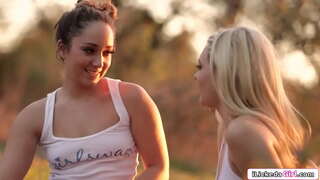 Lesbian ilə görüşür натуралкой sarışın, sonra облизывает və licks onun pussy