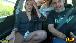 السيارة كاملة ، يتمتع الحب يحصل عارية في العبور