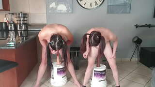 2 벗은 작은 titted 중계 커넥터 매춘부를 모두 하 딜 쪼 fuck 함께 도전|타 딜