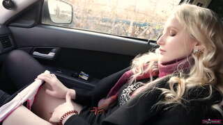 ���ტუდენტი გოგონა ყვირილის ხმამაღლა, როგორც მან mariana კამერა.