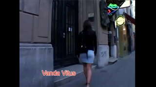 Doğal göğüsleri ile esmer güzellik Sarah Mavi tüm pozisyonlarda horoz sürmek