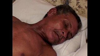 Wong lawas njupuk sawetara lemak pussy