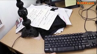 Tizio ha fatto un patto con calda donna di affari per lei ad avere i soldi