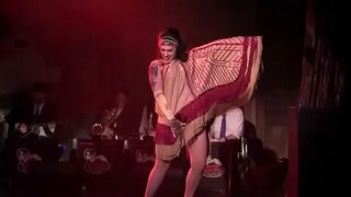 Dannie Дизел ака Danielle Colby врши со Bustout Бурлеска Њу Орлеанс