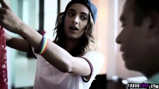 تشاد المشي في فميلس البيت موجودة في جهة السمع له أدخل