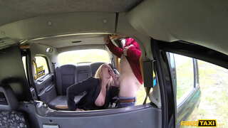 Rūpahu Umanga Hot Babe Holly Kihi Horahia ana ona Waewae, ka Ngotea te Tikaokao