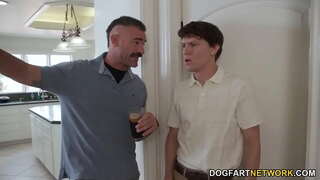 Drobná Eben Chanel Skye Sa Análny Sex S Veľké Biele Vtáky